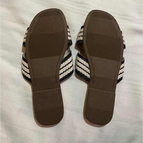 🖤 New Old Navy Woven Crossed Sandals🖤 - Picture 5 of 6